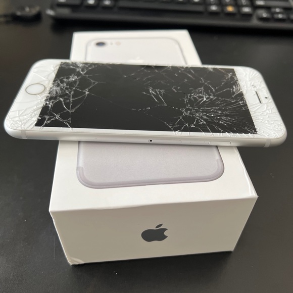 Apple iPhone 7 32GB A1778 Silver with Box UNLOCKED - Picture 10 of 12